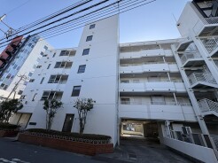 青空の下、爽やかな表情を見せる白亜の住まい