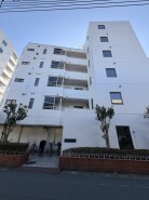 澄んだ空の下、静かに佇む洗練された佇まい。