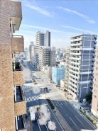街並みと空が広がる、都市の日常を感じさせる眺望