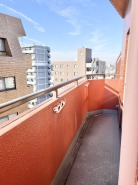 広がる空と街並みを眺める、開放感あるひととき。