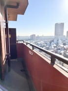 広がる街並みを望む、開放感あふれる空間。