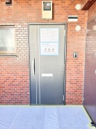 レンガ調の外壁が、温かく迎えてくれるエントランス。