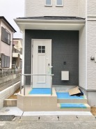 ポーチのついた新築分譲物件。玄関の印象はいかがでしょうか？入口からご覧ください。
