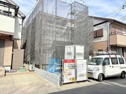 リビングは嬉しい床暖房付きで冬も暖かく過ごせます。