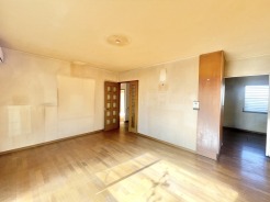 穏やかな光が広がる、開放感のある空間。