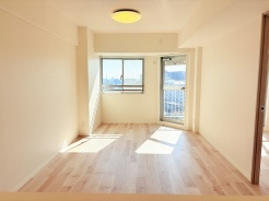 10階で眺望良好なリビングです。