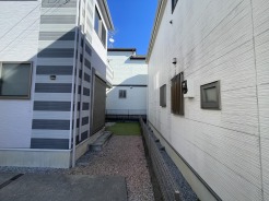 爽やかな青空の下、整然とした外観が印象的な住まい