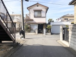 住民の方が主に利用する交通量少なめの道路に面してます。
