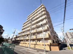 広がる青空の下、穏やかな日々を彩る住まい