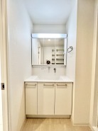 清潔感あふれる空間に、洗練されたデザインが調和する。