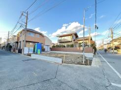 青空と雲が広がる、心地よい住環境がここにあります。