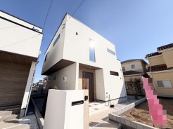 モダンな外観が、澄み渡る空に映える住まい