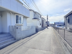 前面道路は4メートルの私道で通行量も少ないです。