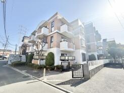 穏やかな日差しが注ぐ、落ち着いた佇まいの住まい。