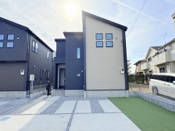 広い駐車スペースとお庭付きの新築戸建です。