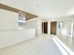 木目調の天井が空間に温かみを添える、心地よい広がりを感じる住まい。