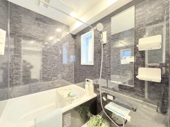 落ち着いた石調の壁が、心地よい空間を演出します。