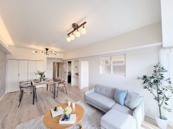 洗練されたデザインが心地よい、穏やかな広がりを感じる空間。