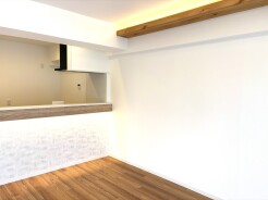 木材の温もりと間接照明が、穏やかな空間を演出します