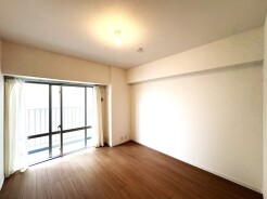 無駄のないシンプルな空間が広がり、日々の暮らしに穏やかな静けさと心地よさをもたらしてくれます。