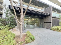 緑豊かな植栽に囲まれた、エントランス空間