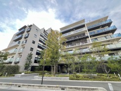 緑豊かな植栽が彩るマンション外観です。