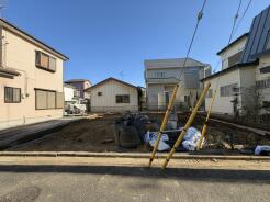 晴れやかな青空の下、新しい暮らしへの期待が膨らむ現場