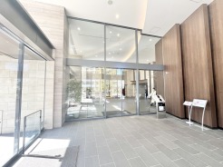 洗練された素材感と開放感あふれるエントランス空間