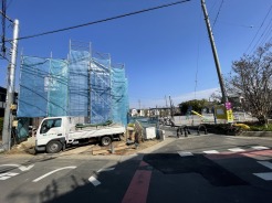 工事中の建物と青空が広がる、伸びやかな街並み