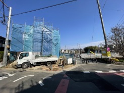広がる青空の下、活気ある街並みへと続く穏やかな日常。