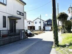 穏やかな日差しが注ぐ、静かな住宅街の佇まい。