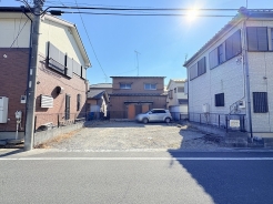 敷地全体の様子を正面から。57坪の広い敷地でゆとりのある庭付き戸建から二世帯住宅、ガレージハウスなどもご検討いただけます。