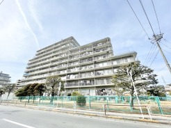 広々としたバルコニーからは、開放的な景色が広がります。