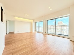 フルリフォームですから、壁紙やフローリングもすべてきれいに張り替え済み。
