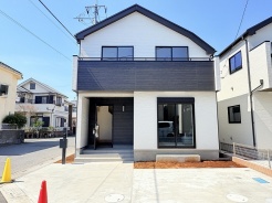 角地で日当たり良好、広めの玄関ポーチも見どころです。