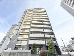 空と建物のコントラストが、澄んだ印象を与えます。