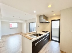 柔らかな光が満ちる、開放感あふれる空間