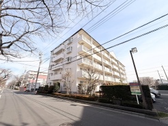 爽やかな青空の下、穏やかな時間が流れる住まい