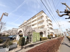 空と建物の調和が、穏やかな日常を予感させます。