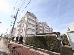 青空の下、穏やかな時間が流れる住まい