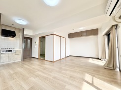 広々とした空間に、穏やかな光が心地よく広がる住まい。