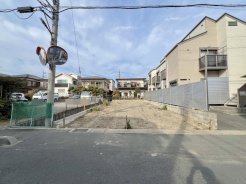 青空の下、広がる開放感あふれる土地