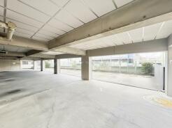 広々とした駐車スペースは、日々の暮らしにゆとりをもたらします。