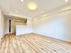 木の温もりと白い壁が調和した、心地よい空間