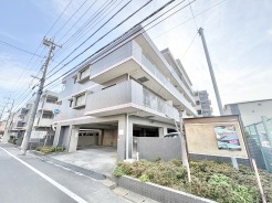 重厚感のある外観が、住まう人の品格を物語る