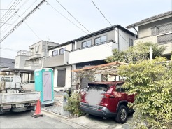 緑豊かな植栽が彩る、穏やかな住まいの情景。