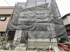 工事中の建物が、これから生まれる新しい空間への期待感を醸し出しています。