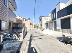 静かな住宅街に広がる、穏やかな日常の風景。