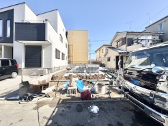 青空の下、新しい始まりを予感させる整地された敷地