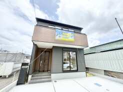 洗練されたスタイリッシュな外観が、街並みに落ち着きと調和をもたらす心地よい住まいです。